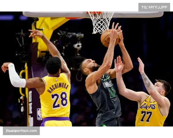 湖人战森林狼詹姆斯三分踩线判罚引热议